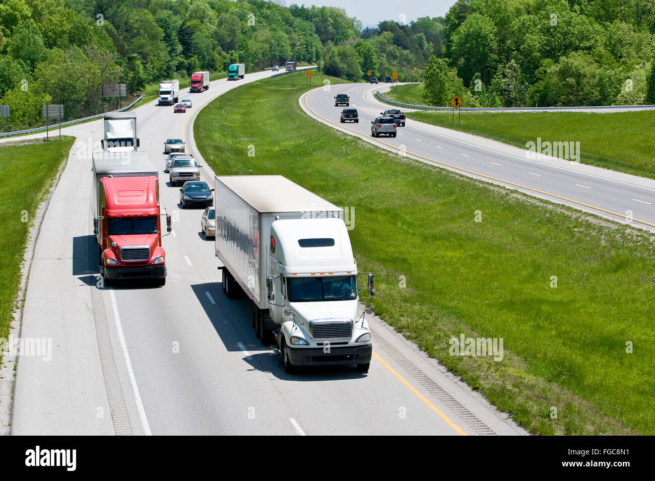Schwere Interstate Highway Traffic Stockfoto