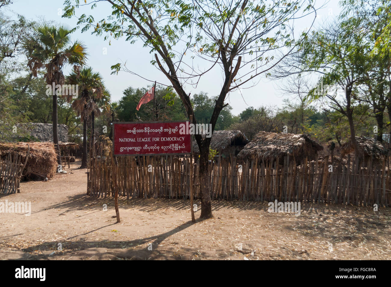 Montageort der NLD Nationalliga für Demokratie-Partei in einem Dorf im ländlichen Myanmar (Burma). Stockfoto