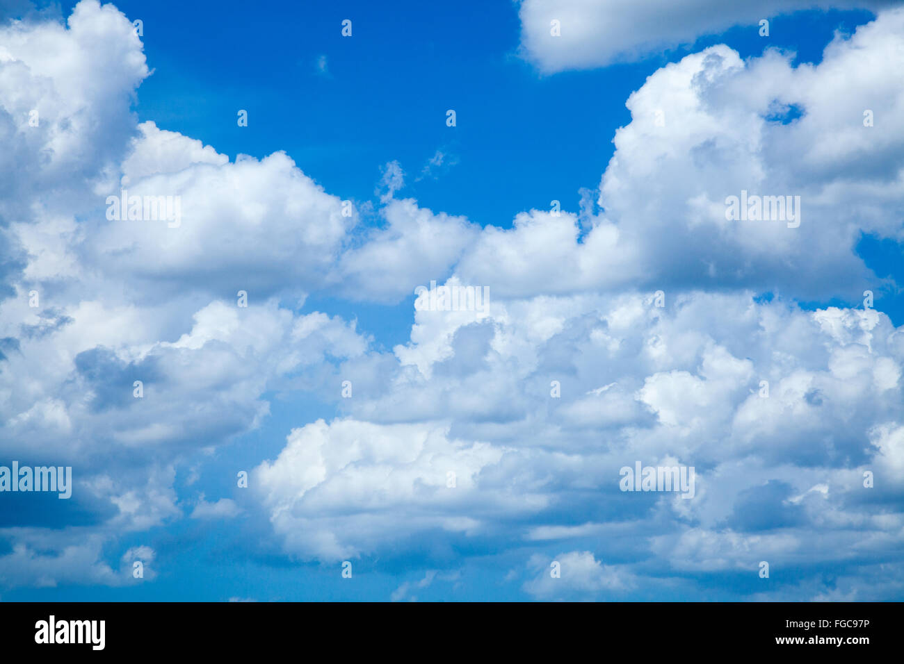 Blauer Himmel und weiße Wolken Hintergrund bewölktem Himmel Textur Skyscape Muster Stockfoto