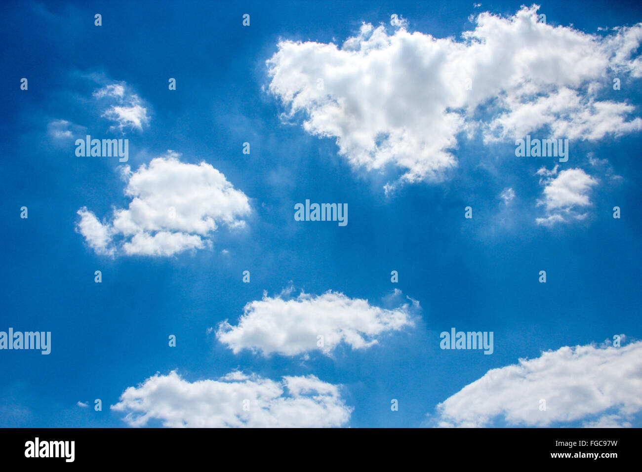 Blauer Himmel und weiße Wolken Hintergrund bewölktem Himmel Textur Skyscape Muster Stockfoto