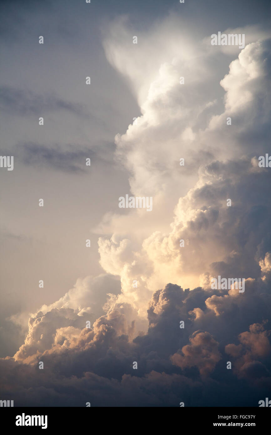 Thunderhead himmlischen Himmel und weiße Wolken Hintergrund bewölktem Himmel Textur Skyscape Muster Stockfoto