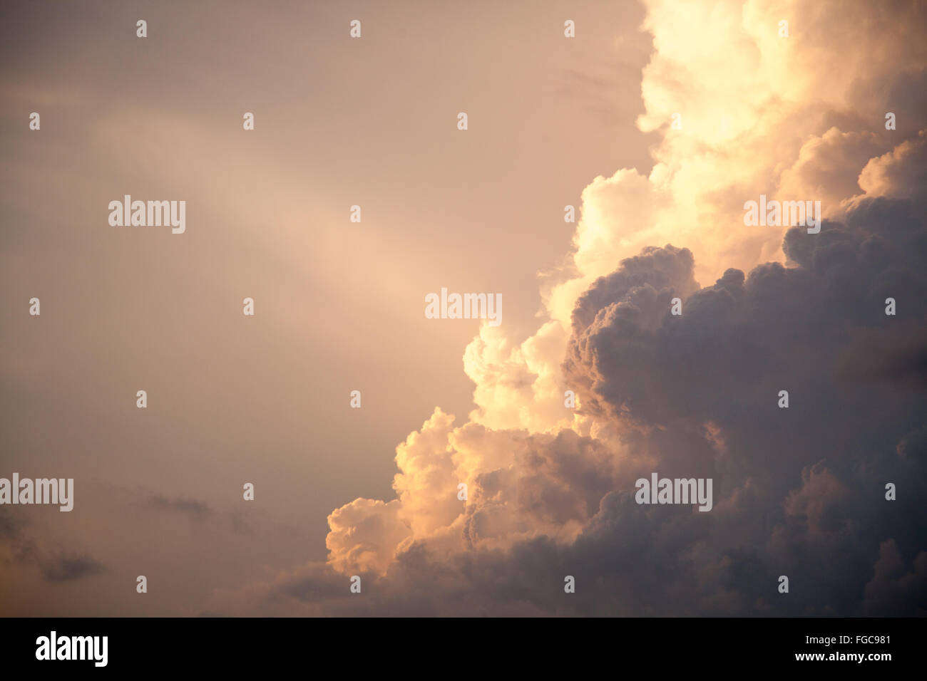 Thunderhead himmlischen Himmel und weiße Wolken Hintergrund bewölktem Himmel Textur Skyscape Muster Stockfoto