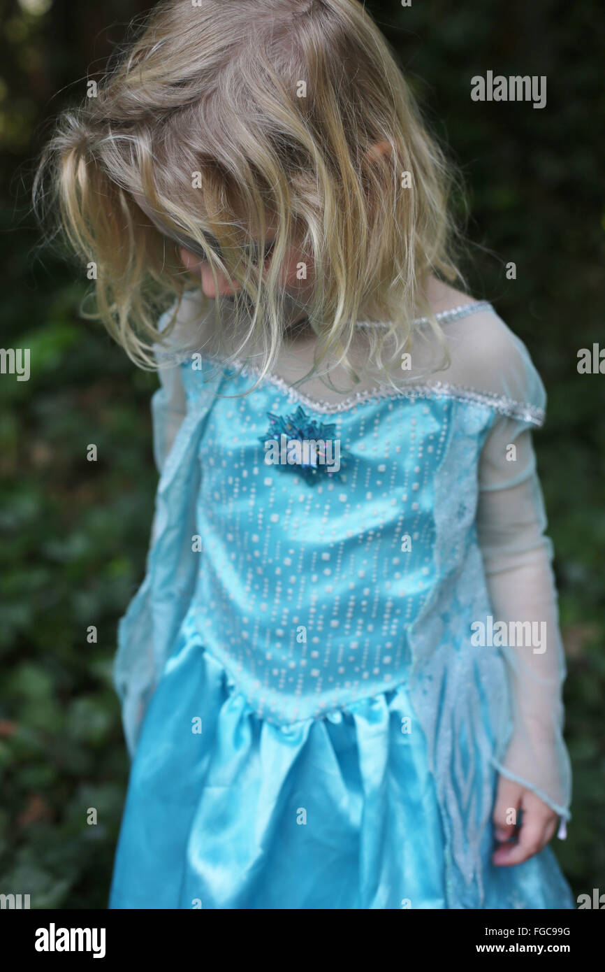 Ein junges Mädchen mit blonden Haaren in einem blauen Prinzessin Kleid. Stockfoto