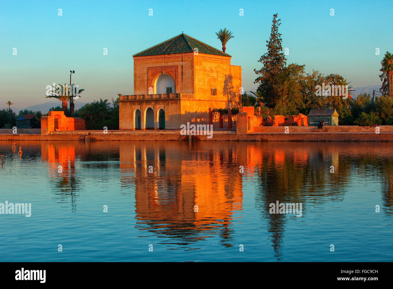 Die Menara-Gärten sind Gärten Loced westlich des MarrakechMorocco Ges von Las Mountas. Sie wurden 12. gebaut. Stockfoto