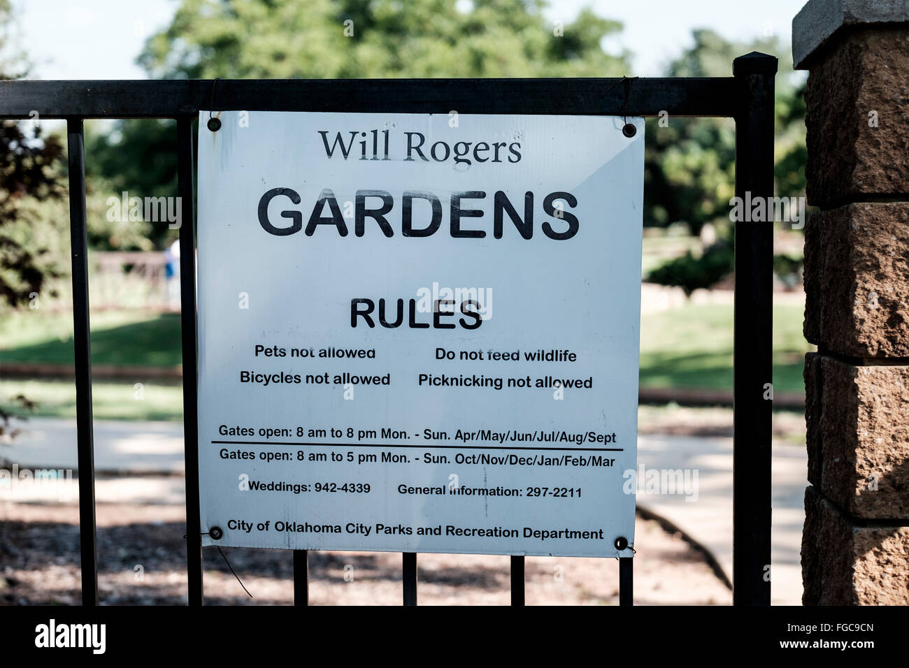 Ein Wille Rogers Garten Schild An Einem Schmiedeeisernen Zaun In
