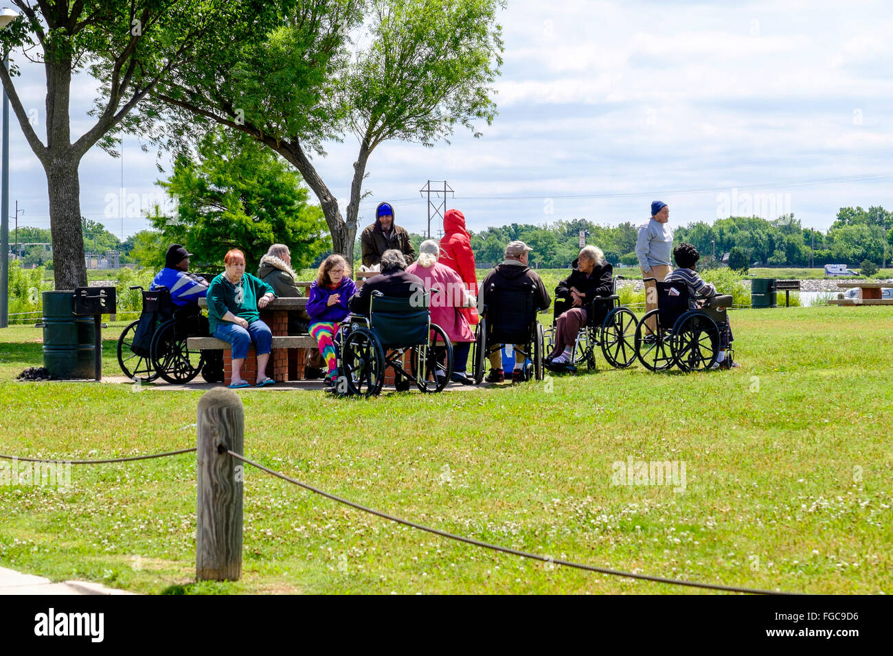 Behinderte und alte Leute sind für einen Ausflug auf dem Picknick-Gelände des Lake Hefner in Oklahoma City, Oklahoma, USA genommen. Stockfoto