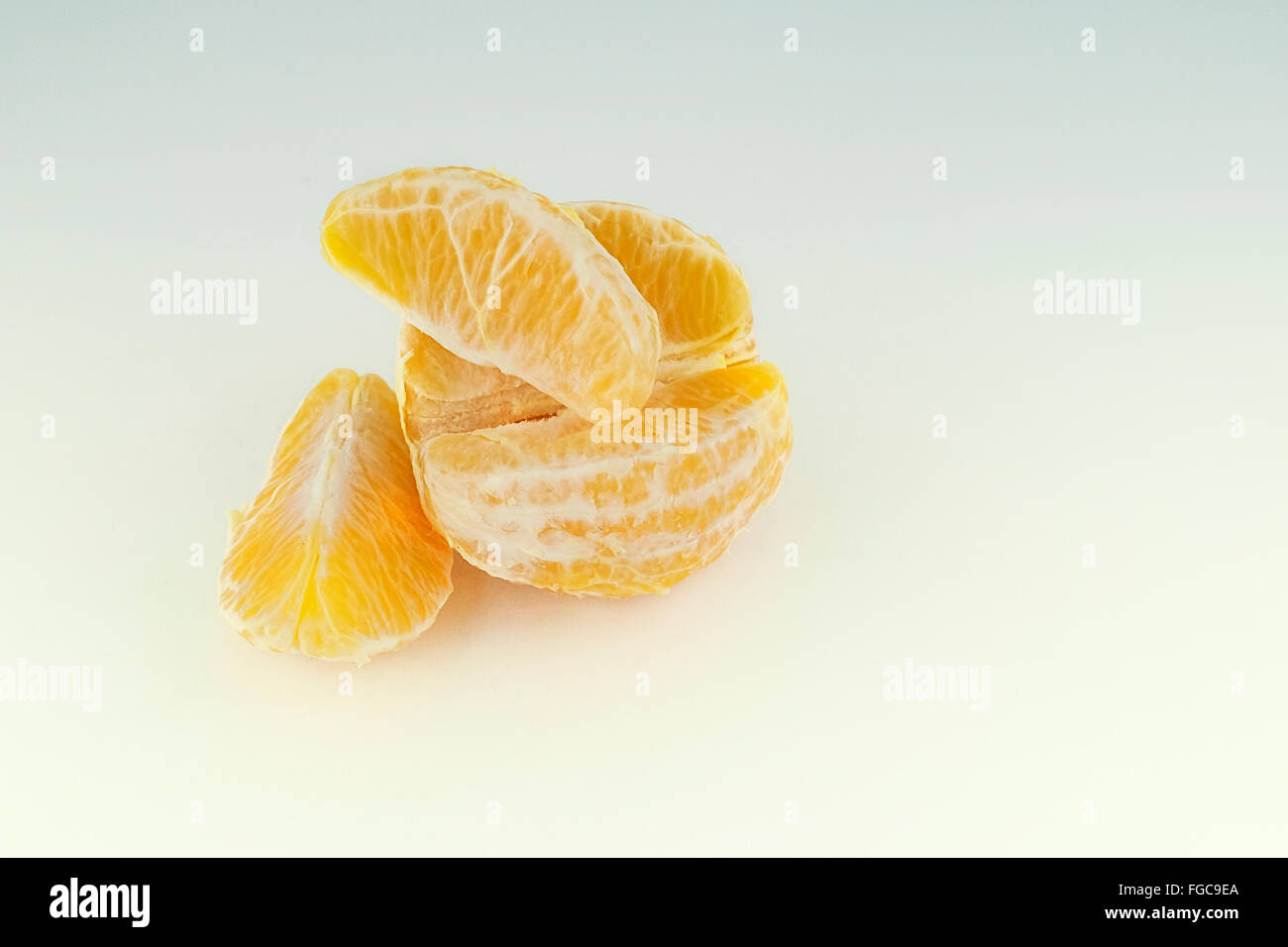Eine orange, Zitrus X sinensis auf Digital hinzugefügt Farbe Tönung Hintergrund. Stockfoto