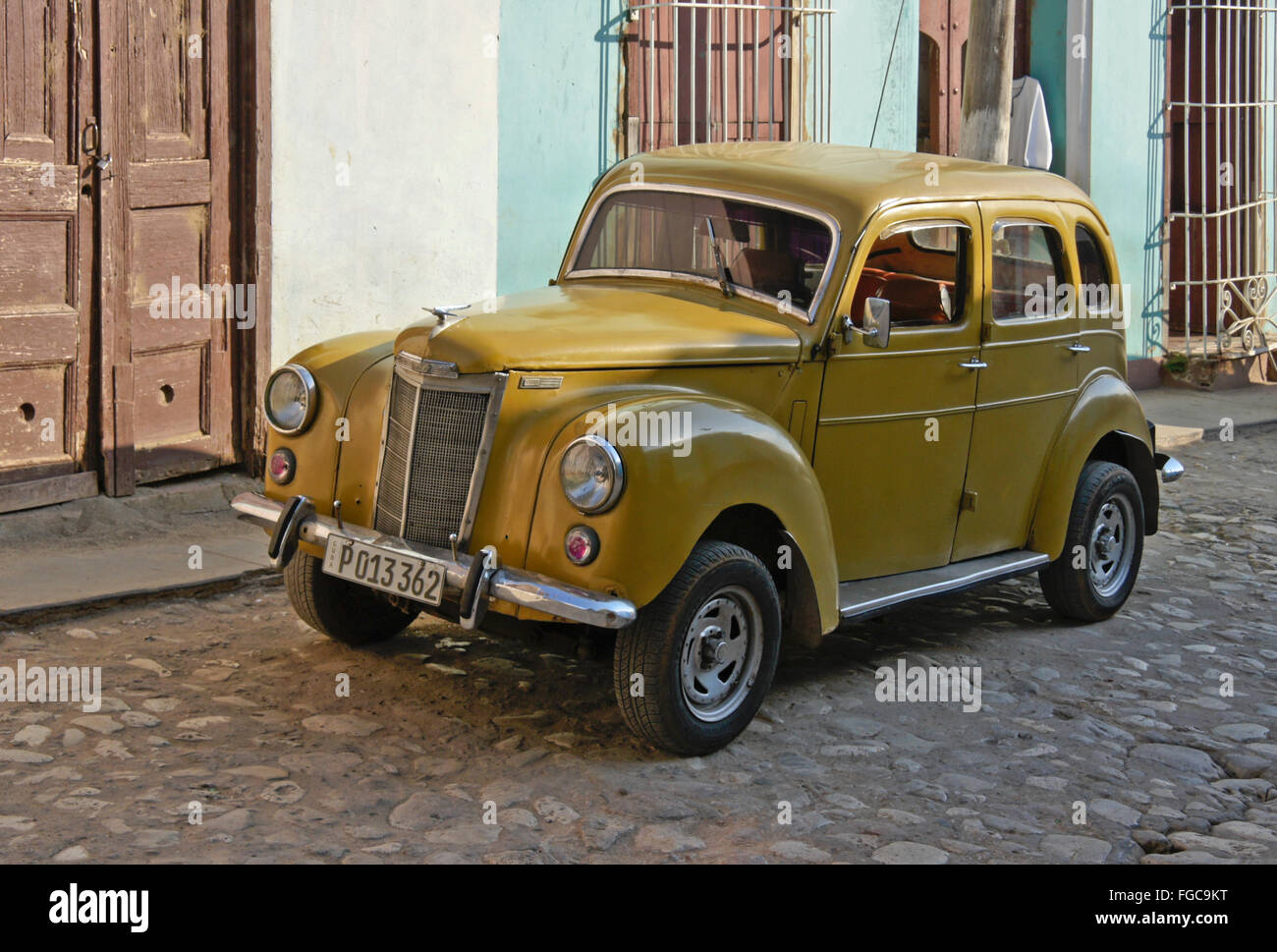 Alten gelben Ford geparkt auf gepflasterte Straße, alte Trinidad, Kuba Stockfoto