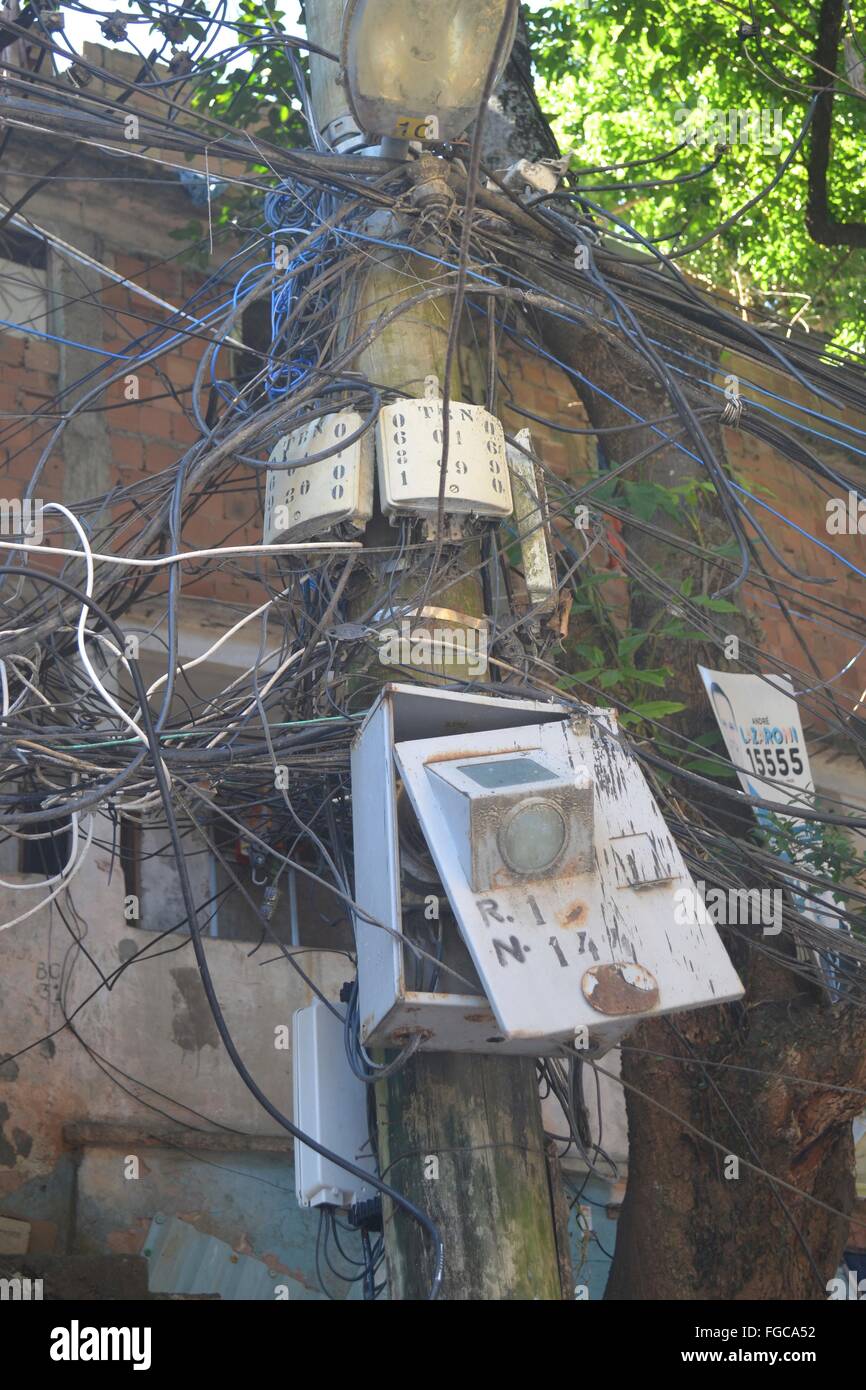 Elektrische Verdrahtung in der Favela Rocinha, Rio De Janeiro, Brasilien Stockfoto