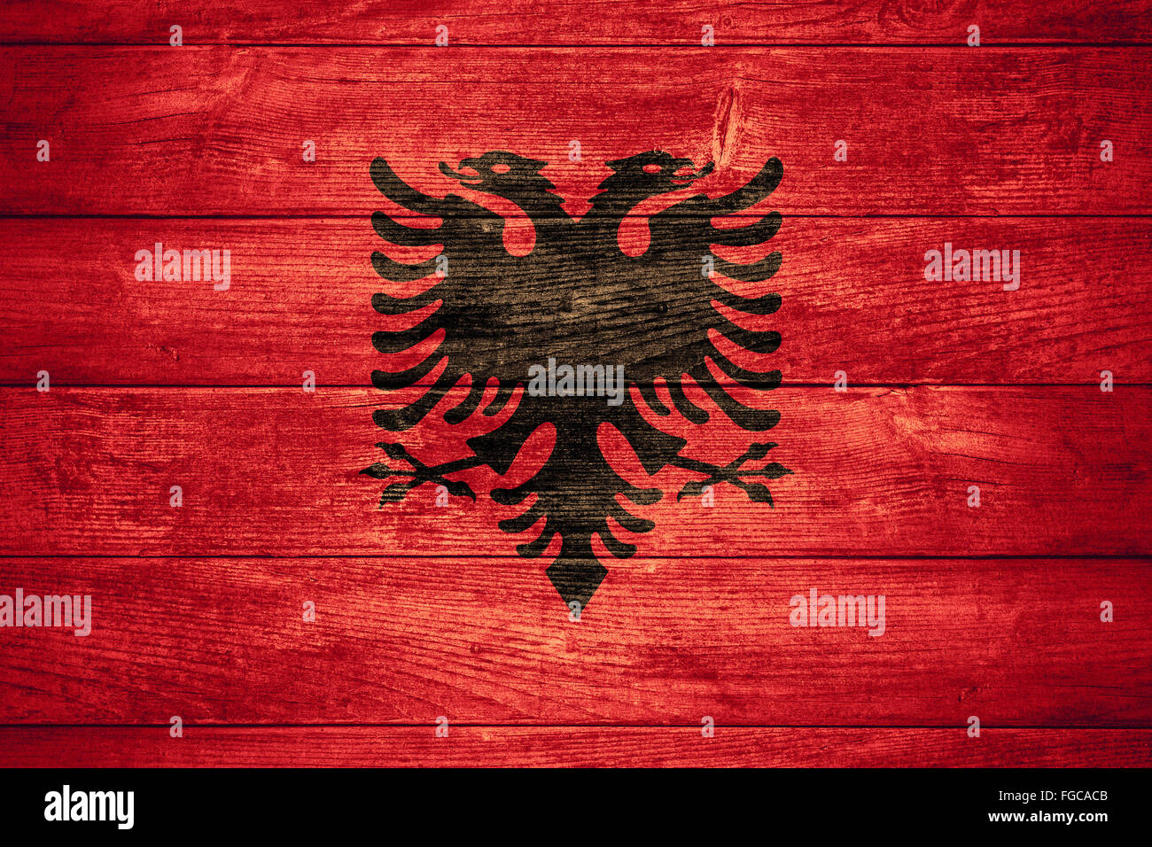 Flagge von Albanien oder Albanisch Banner auf hölzernen Hintergrund Stockfoto