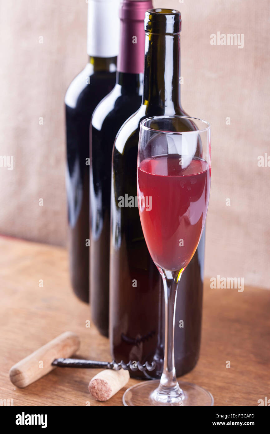 Glas rose Wein, Korkenzieher auf den Hintergrund-Flaschen Stockfoto