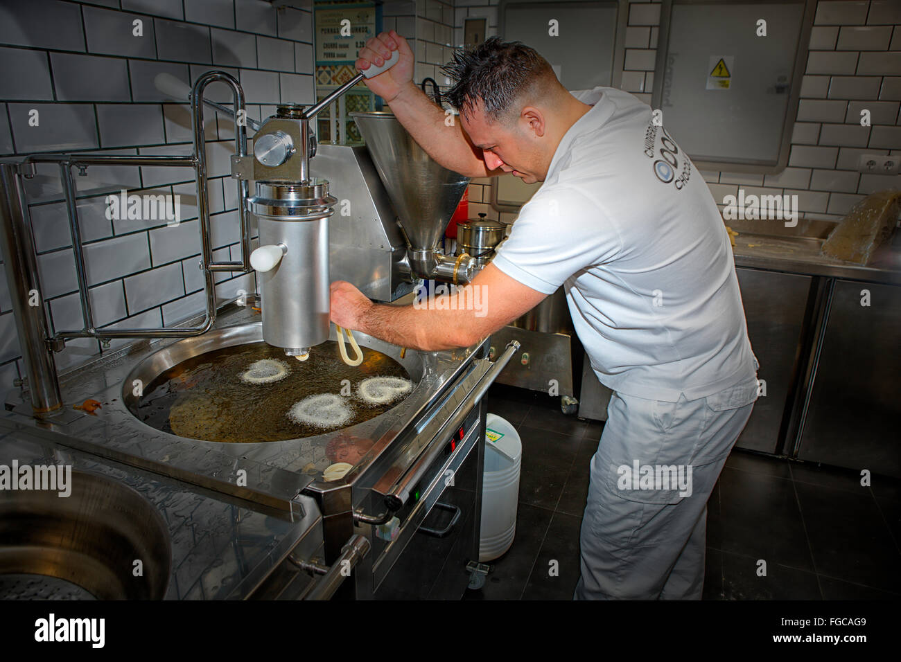 Machen Churros und Schlagstöcke bei Adani Churrería von Guadalajara. Spezialisten Churros y chocolate Schlagstöcken. Kastilien-La Mancha. Spanien Stockfoto