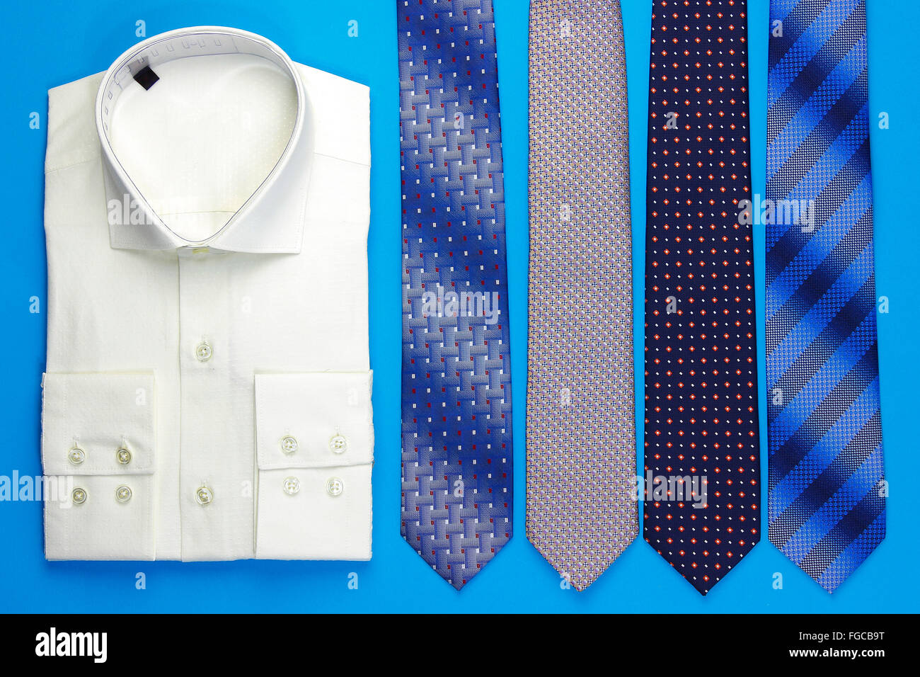 Männer Shirt und mehr Krawatten auf blauem Hintergrund Stockfoto
