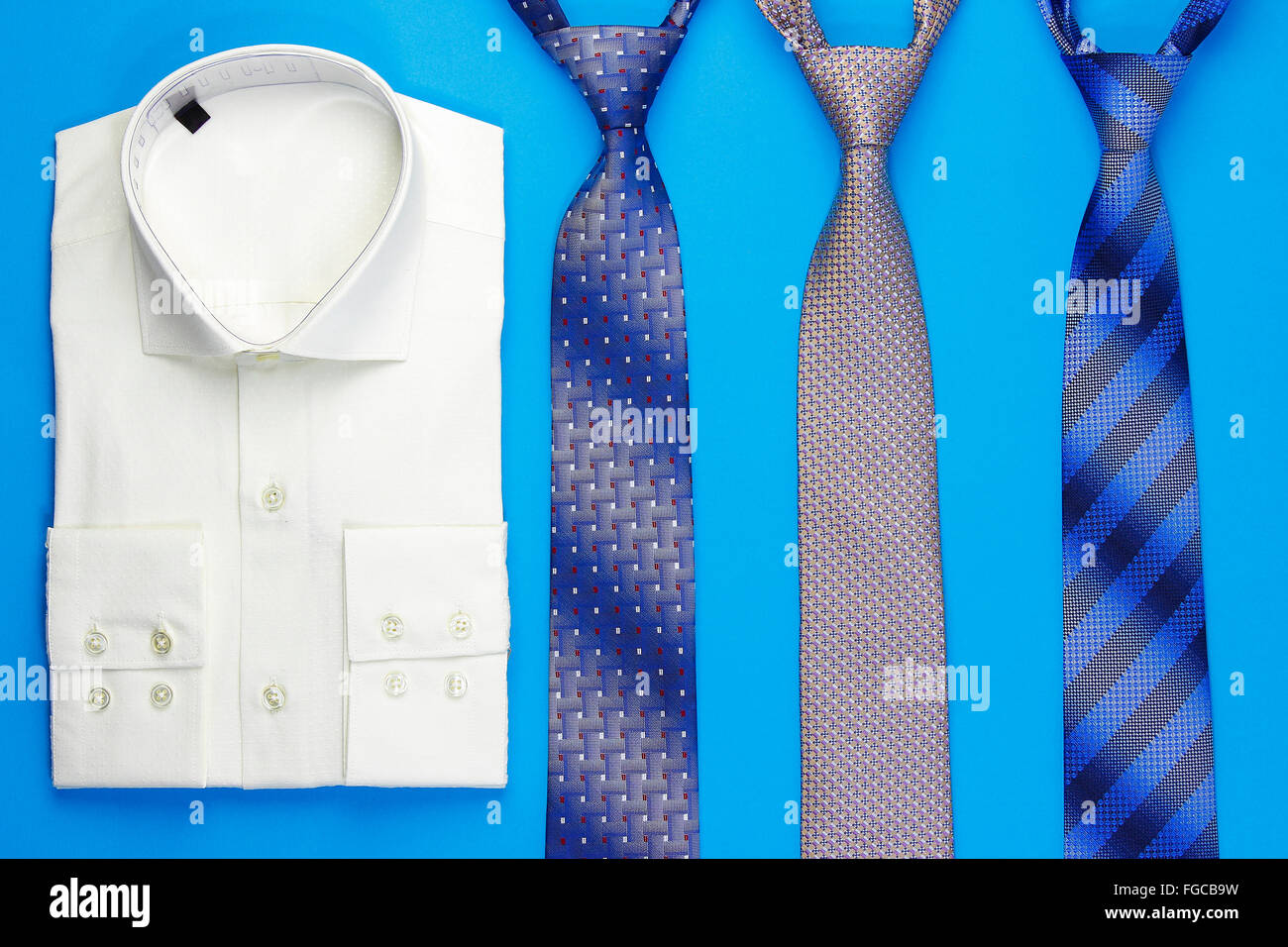 Männer Shirt und mehr Krawatten auf blauem Hintergrund Stockfoto