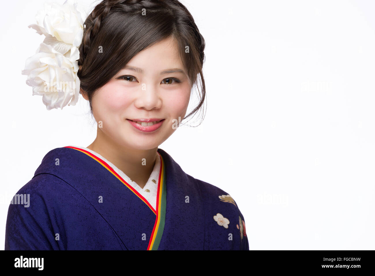 Ein Porträt von einem schönen junge japanische Mädchen in einem blauen Kimono für ihr kommen des Alters Zeremonie an ihrem 20. Geburtstag. Stockfoto