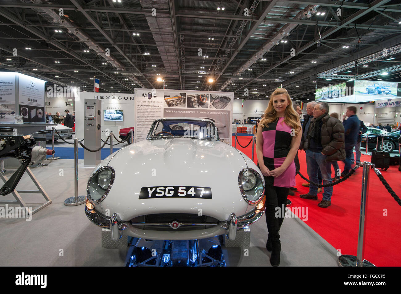 ExCel, London, UK. 18. Februar 2016. Eröffnungstag der zweiten London Classic Car Show. Ein vollständig umgebaut 1961 Jaguar E-Type Fahrgestellnummer 15 am Stand CMC (Oldtimer Motor). Bildnachweis: Malcolm Park Leitartikel/Alamy Live-Nachrichten Stockfoto
