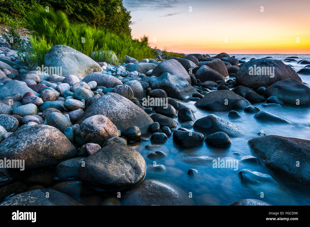 Steiniger Strand mit Küstenwald bei Sonnenuntergang, Ostsee, Nationalpark Jasmund, Halbinsel Jasmund, Insel Rügen Stockfoto