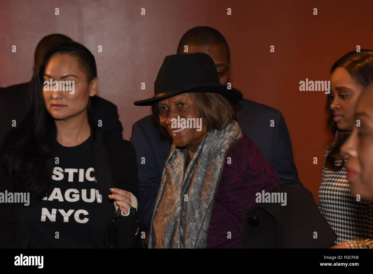 Ehemaliger Leiter der New York NAACP Hazel Duke ausspricht. NYC Präsidentengattin Chirlane McCray trat Geschäftsleuten und Harlems Landmark Restaurant, Sylvias, sammeln Vorräte für die bedrängten Bewohner von Flint, MI. (Foto: Andy Katz / Pacific Press) Stockfoto