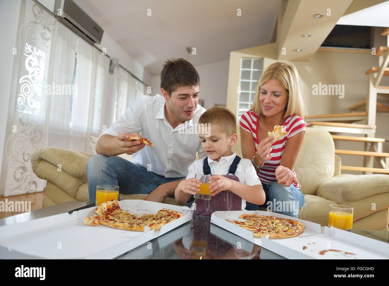 Familie Pizza essen Stockfoto