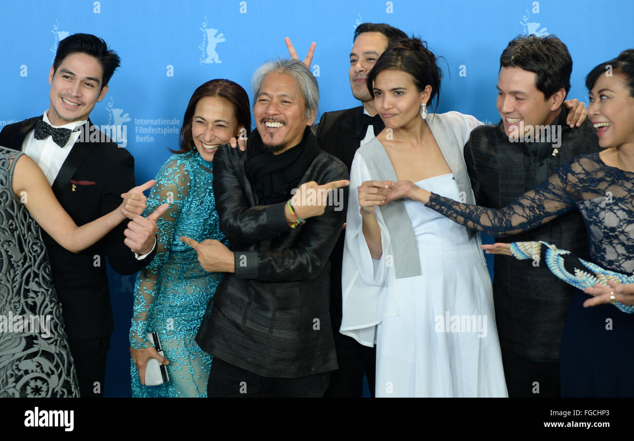 Berlin, Deutschland. 18. Februar 2016. 66. Internationalen Filmfestspiele in Berlin, Deutschland, 18. Februar 2016. Fototermin "Hele Sa Hiwagang Hapis" ("ein Schlaflied, das traurige Geheimnis"). Piolo Pascual (L-R), Cherie Gil, Regisseur Lav Diaz, John Lloyd Cruz, Alessandra De Rossi, Paul Soriano und Susan Afrika. Der Film ist in der Rubrik Wettbewerb der Berlinale gezeigt. Die Berlinale läuft vom 11. Februar bis 21. Februar 2016. Foto: BRITTA PEDERSEN/Dpa/Alamy Live News Stockfoto