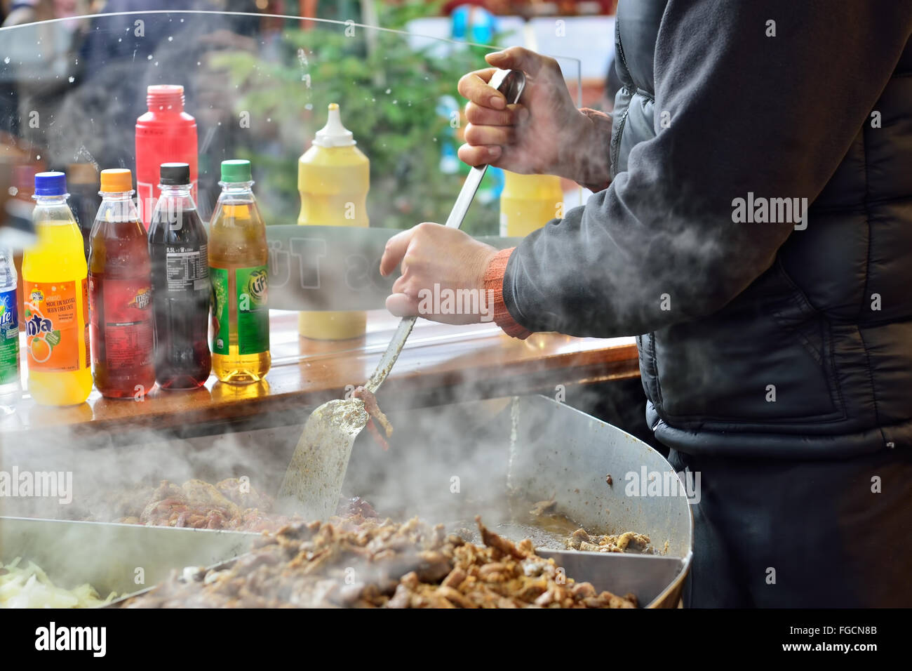 Deutschland, 27. Dezember 2014: Person bereitet Snacks für morgen Kunden Stockfoto