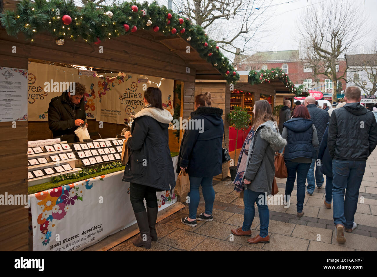 Leute Besucher einkaufen an Weihnachtsmarkt Stände Kabinen in St. Nicholas Fair im Winter York North Yorkshire England Vereinigtes Königreich Königreich Großbritannien Stockfoto