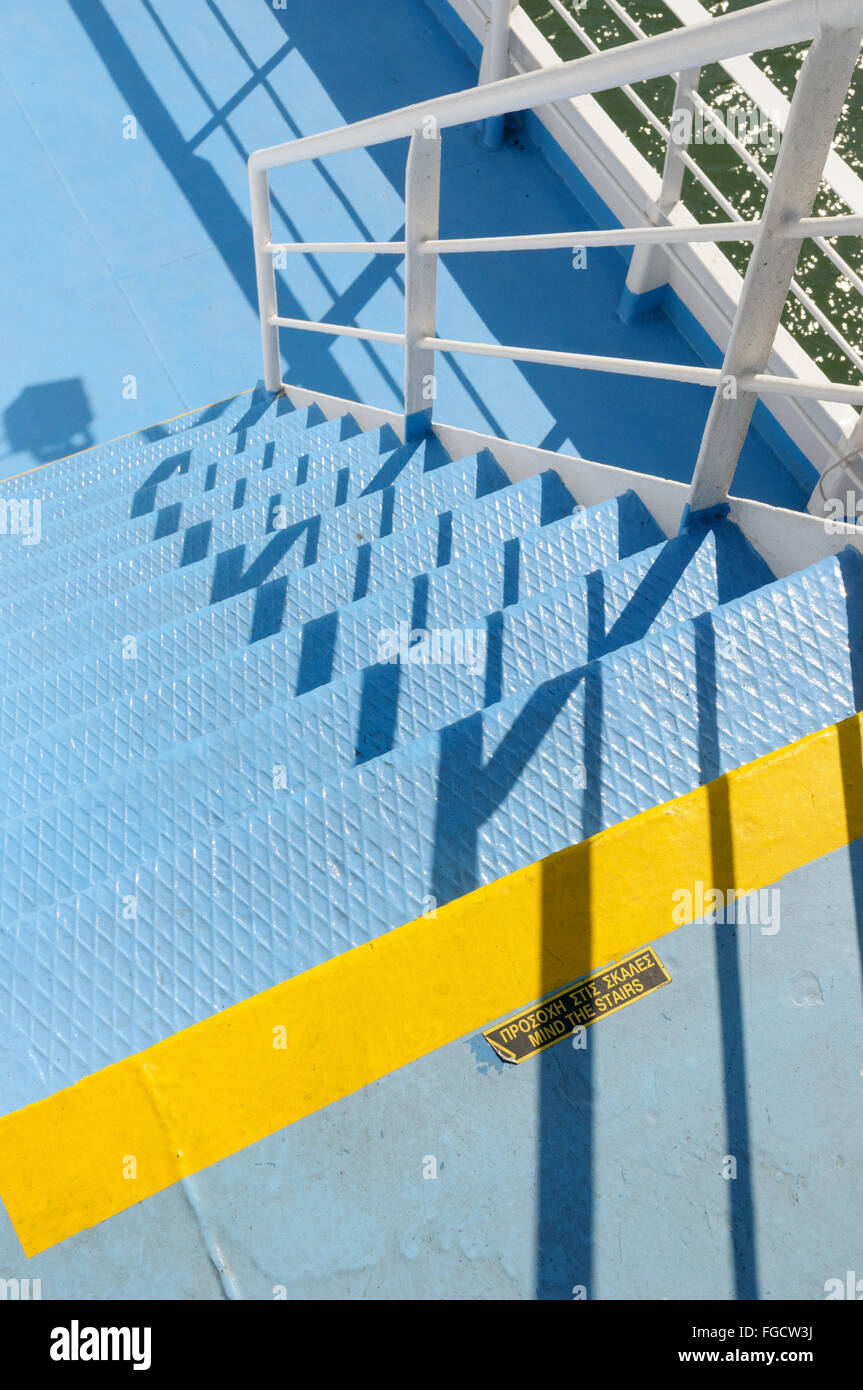 Metallstufen und gelbe unterzeichnen auf dem Oberdeck eine Personenfähre Stockfoto