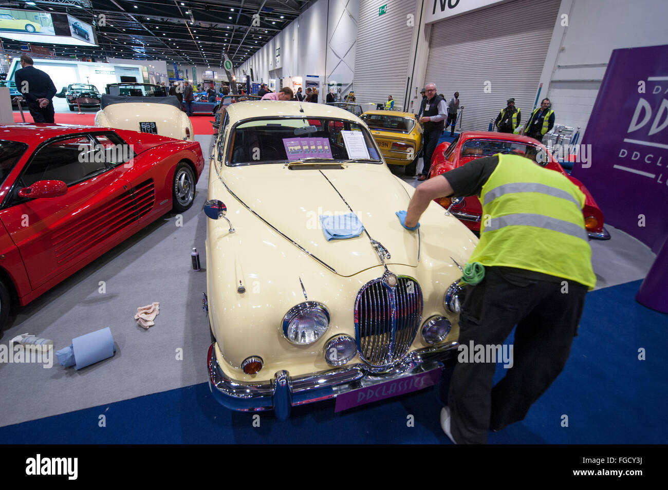 ExCel, London, UK. 18. Februar 2016. Tag der Eröffnung der zweiten London Classic Car Show im ExCel in den Londoner Docklands bringt die Welten Oldtimer und Supersportwagen unter einem Dach. Letzten Schliff für einen Jaguar Mk 2. Bildnachweis: Malcolm Park Leitartikel/Alamy Live-Nachrichten Stockfoto