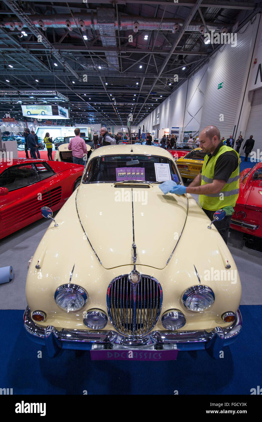 ExCel, London, UK. 18. Februar 2016. Tag der Eröffnung der zweiten London Classic Car Show im ExCel in den Londoner Docklands bringt die Welten Oldtimer und Supersportwagen unter einem Dach. Letzten Schliff an einem Mk 2 Jaguar vor die Show öffnet. Bildnachweis: Malcolm Park Leitartikel/Alamy Live-Nachrichten Stockfoto