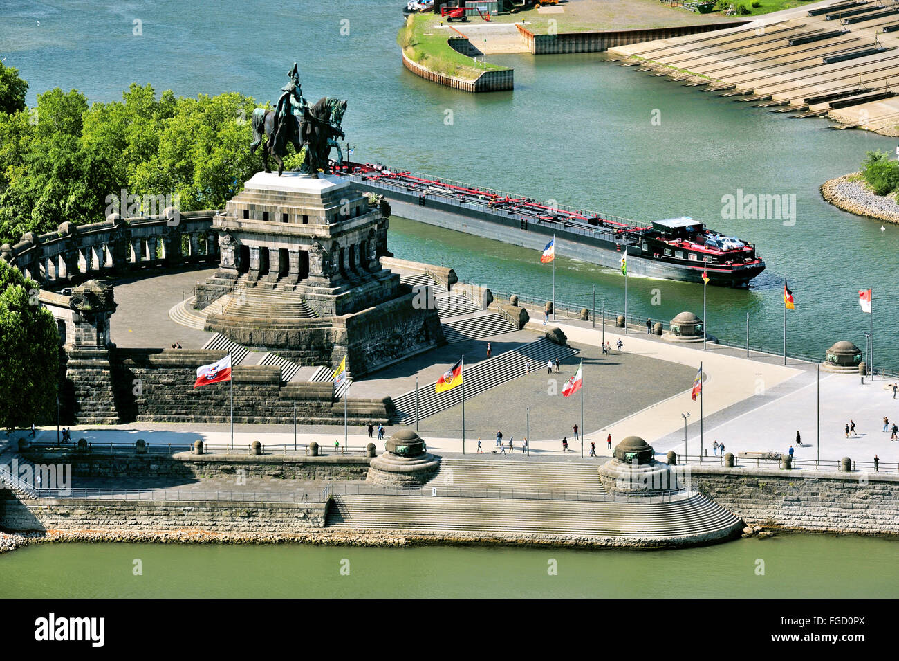 Deutsches Eck, Deutsches Eck in Koblenz, Wasser wo Mosel Rhein trifft Mund mit dem Denkmal des ehemaligen Kaisers Stockfoto