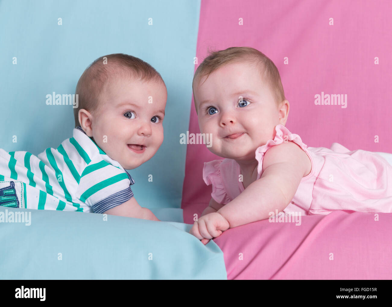 Schöne Zwillinge auf rosa und blau. Bruder und Schwester Stockfoto