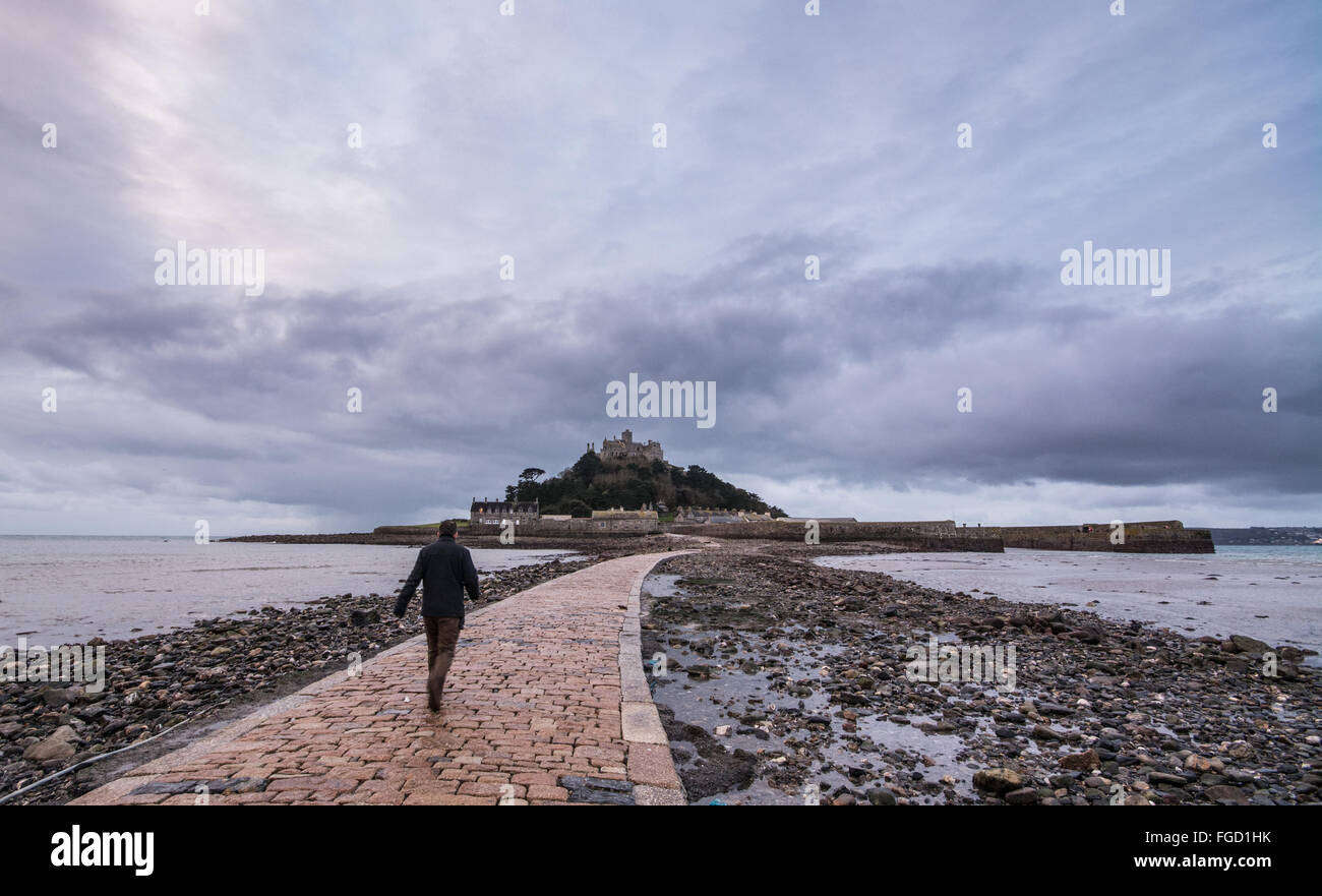 Marazion, Cornwall, UK. 19. Februar 2016. Großbritannien Wetter. Trübe Ende Semesterhälfte Woche bei St Michaels Mount. Bildnachweis: Simon Maycock/Alamy Live-Nachrichten Stockfoto
