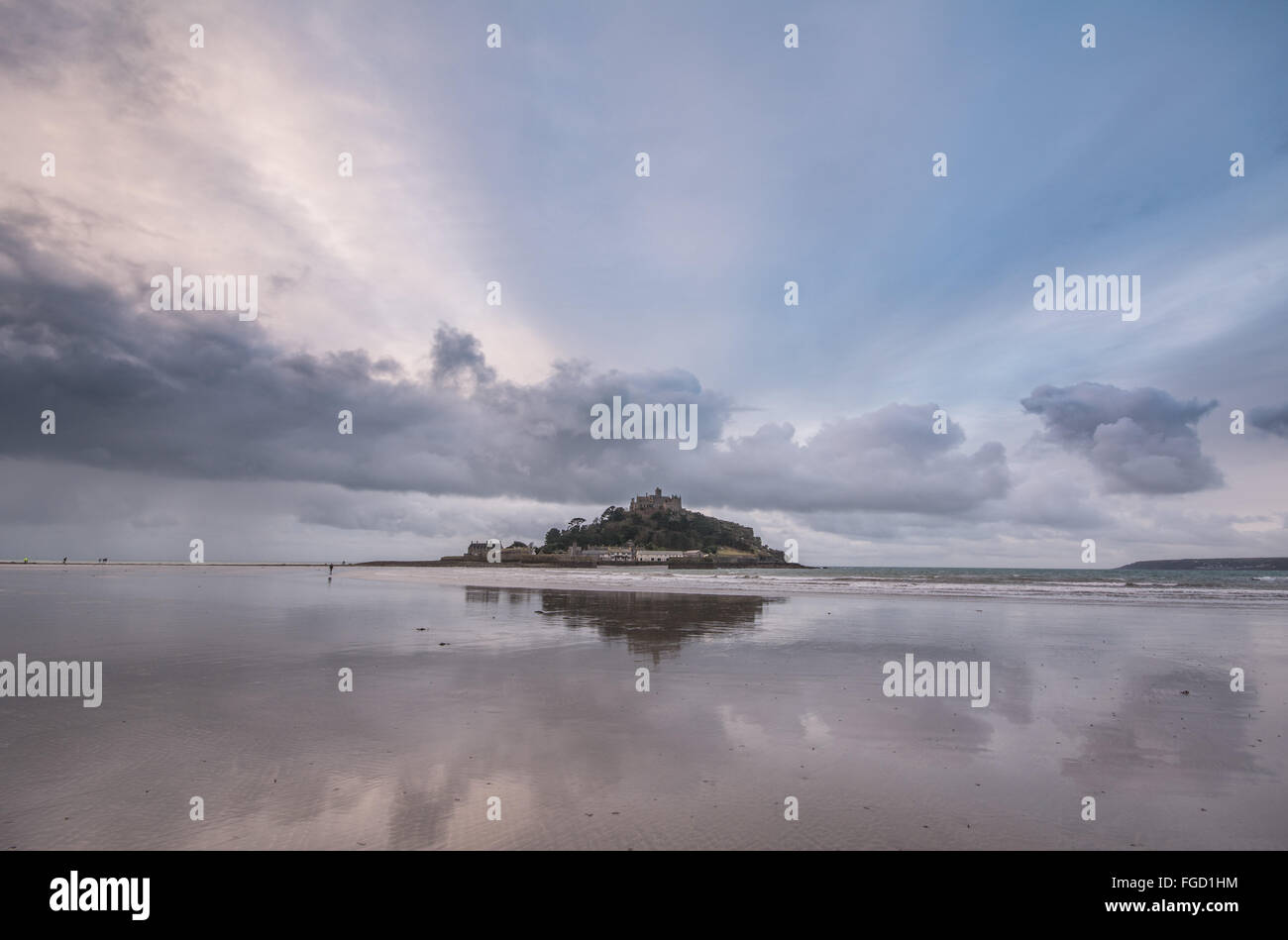 Marazion, Cornwall, UK. 19. Februar 2016. Großbritannien Wetter. Trübe Ende Semesterhälfte Woche bei St Michaels Mount. Bildnachweis: Simon Maycock/Alamy Live-Nachrichten Stockfoto