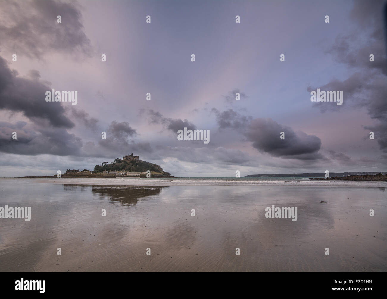 Marazion, Cornwall, UK. 19. Februar 2016. Großbritannien Wetter. Trübe Ende Semesterhälfte Woche bei St Michaels Mount. Bildnachweis: Simon Maycock/Alamy Live-Nachrichten Stockfoto