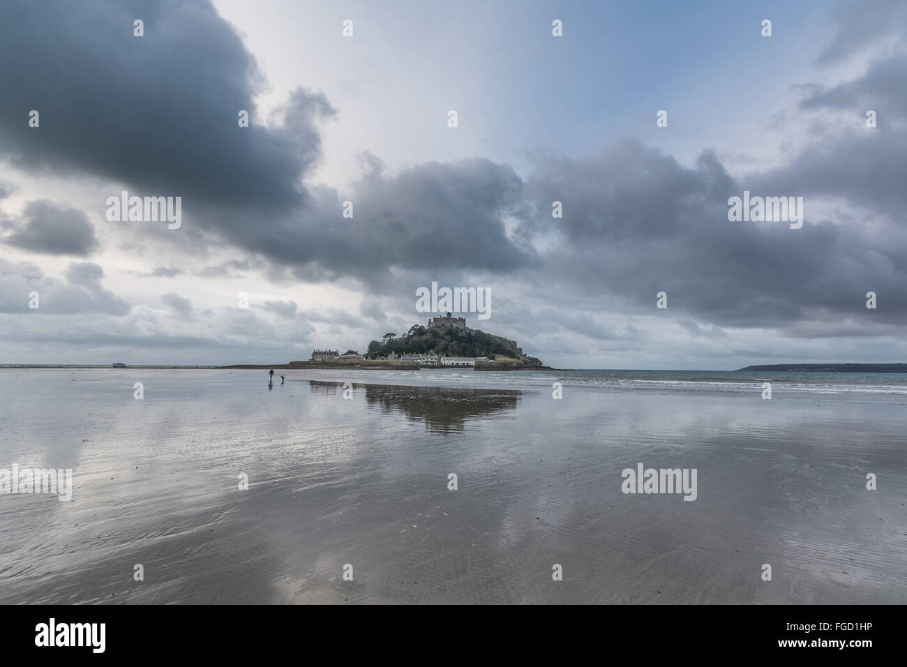 Marazion, Cornwall, UK. 19. Februar 2016. Großbritannien Wetter. Trübe Ende Semesterhälfte Woche bei St Michaels Mount. Bildnachweis: Simon Maycock/Alamy Live-Nachrichten Stockfoto