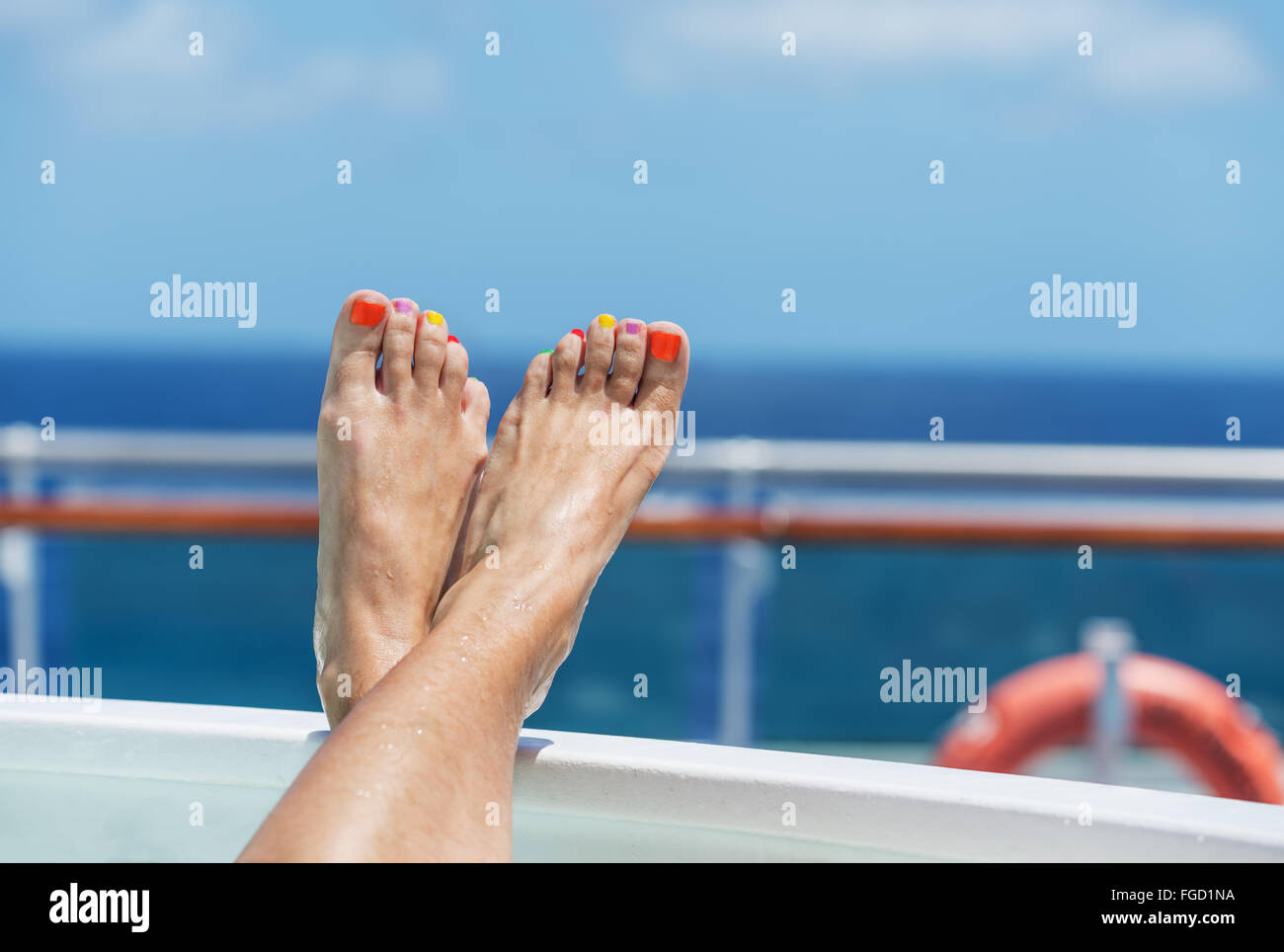 weibliche Füße an Bord eines Kreuzfahrtschiffes versenden - das Konzept der eine Kreuzfahrt Urlaub Stockfoto