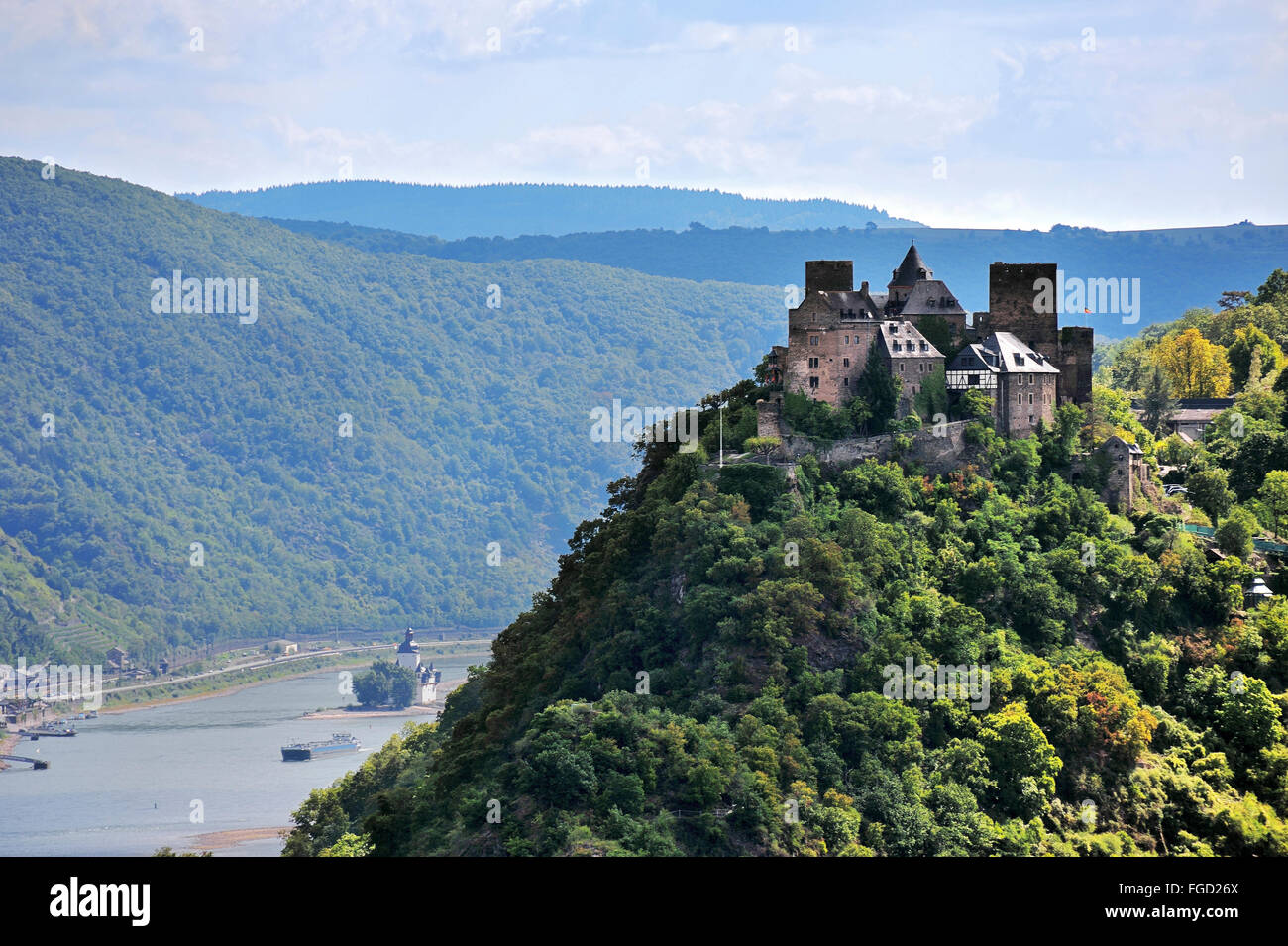 Schönburg Castle liegt auf einem Hügel über der Stadt Oberwesel im mystischen Licht, Oberes Mittelrheintal, Deutschland Stockfoto