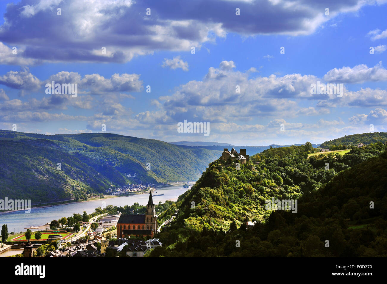 Panorama des Rheins, Stadt Oberwesel und die Burg Schönburg oberhalb, Oberes Mittelrheintal, Deutschland Stockfoto