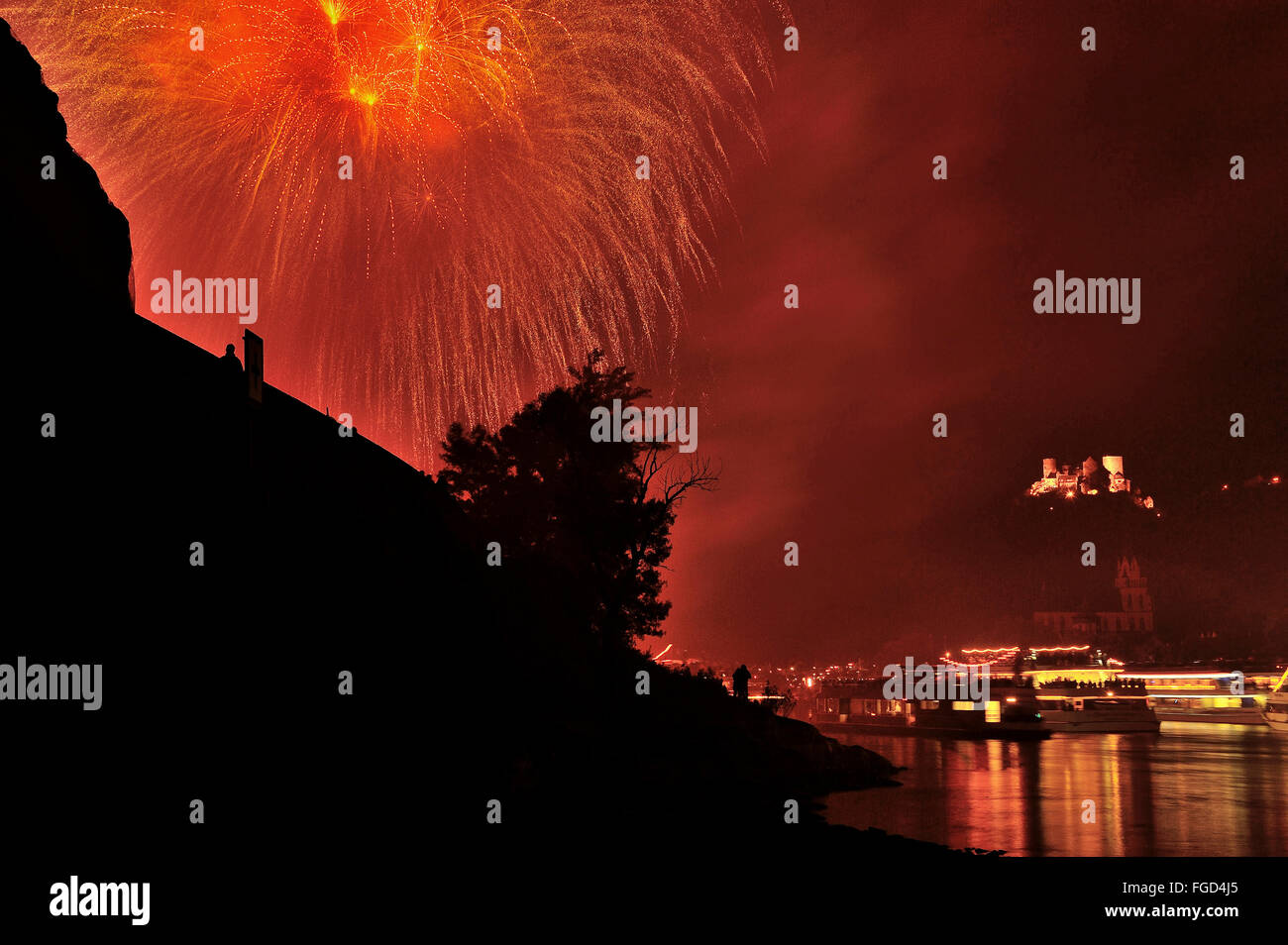 Feuerwerk in Stadt Oberwesel für das Festival der Rhein in Flammen, Burg Schönburg, Sportboote auf dem Rhein Stockfoto