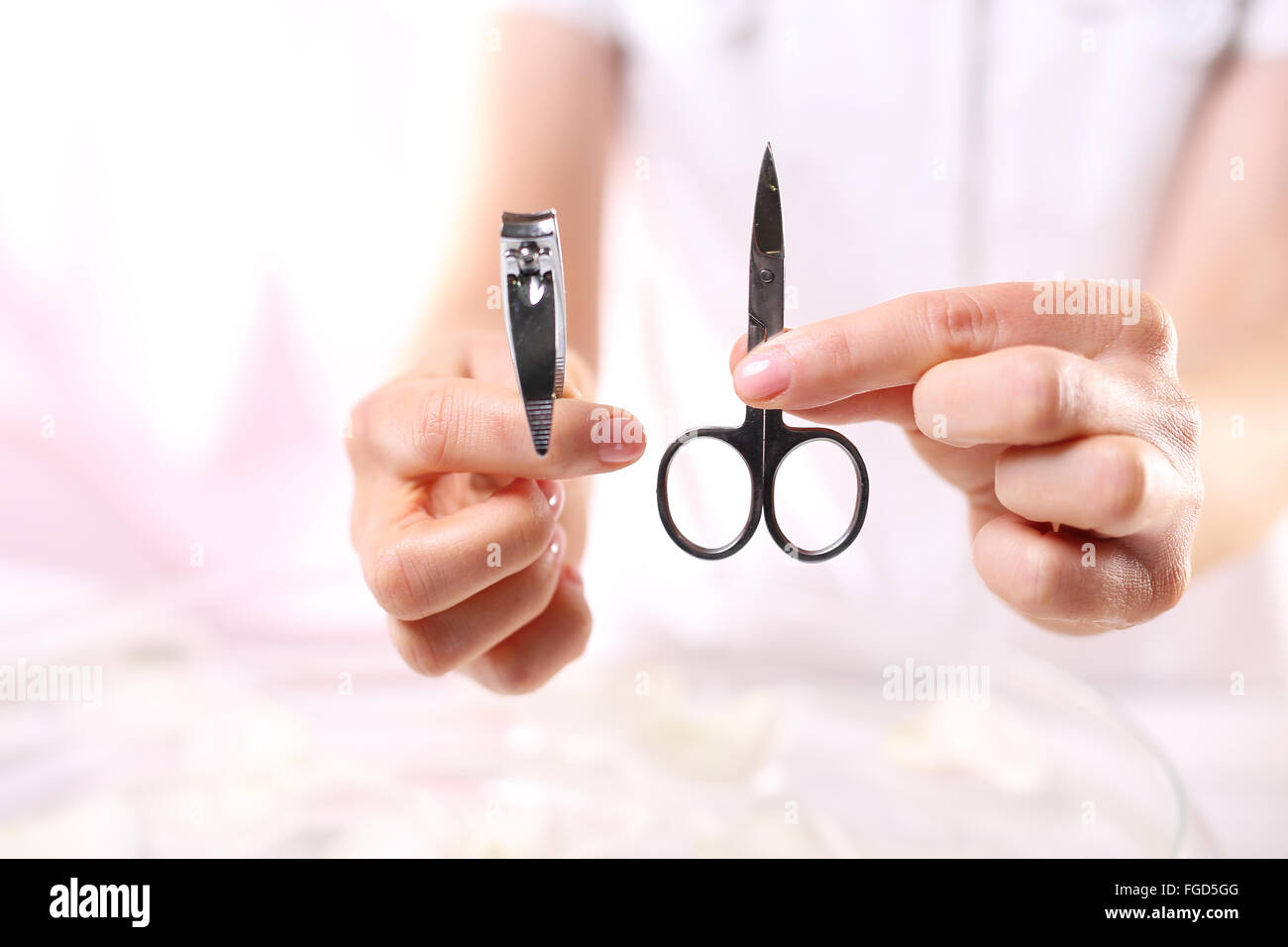 Maniküre, Nagel-Clipping. Maniküre Instrumente. Schere oder Haarschneidemaschine?. Clipping Nägel, Handpflege. Nagel styling Stockfoto