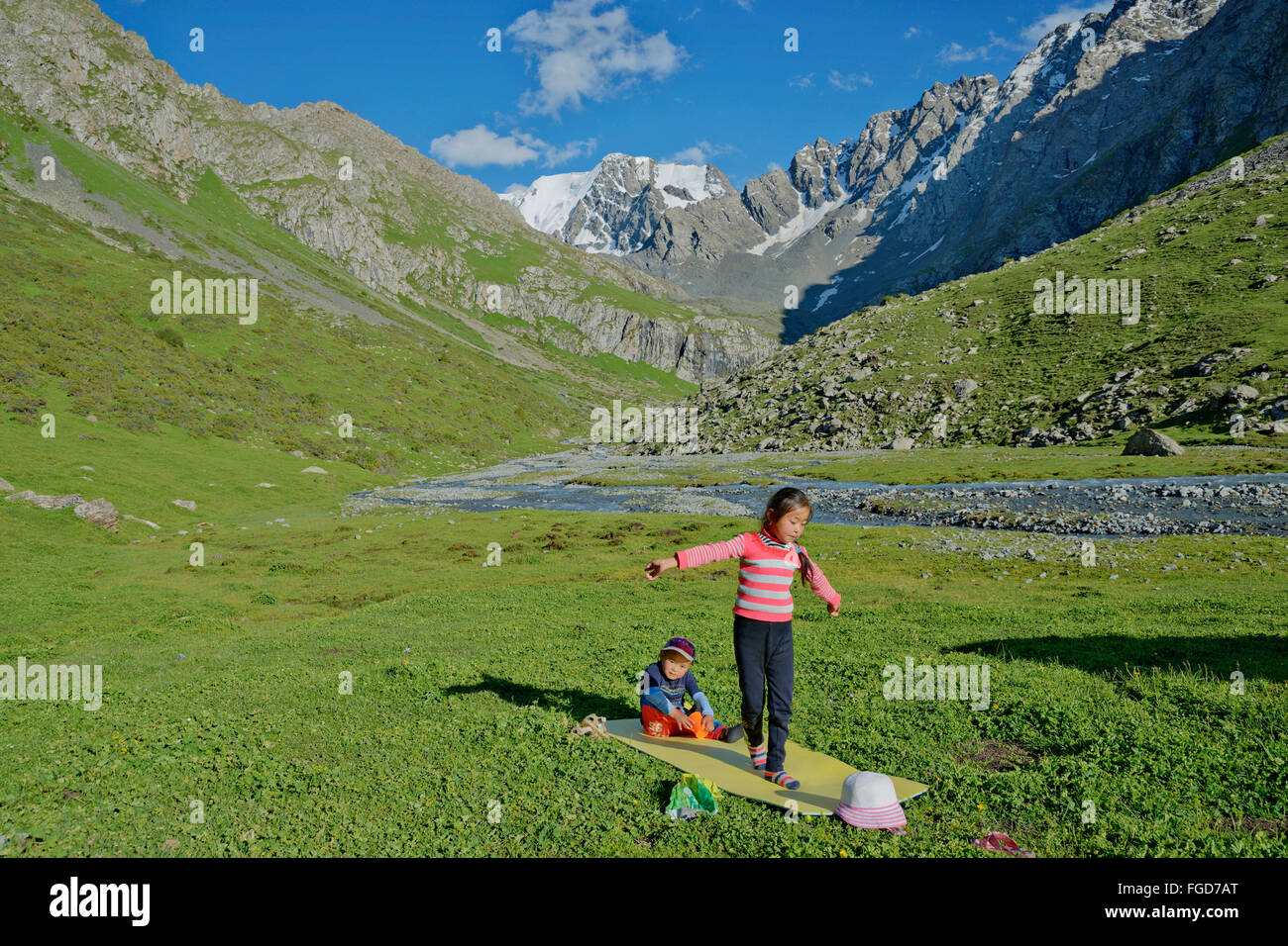 Kinder spielen im Mountain trekking Camp im Tian Shan-Gebirge, Kirgisistan. Stockfoto