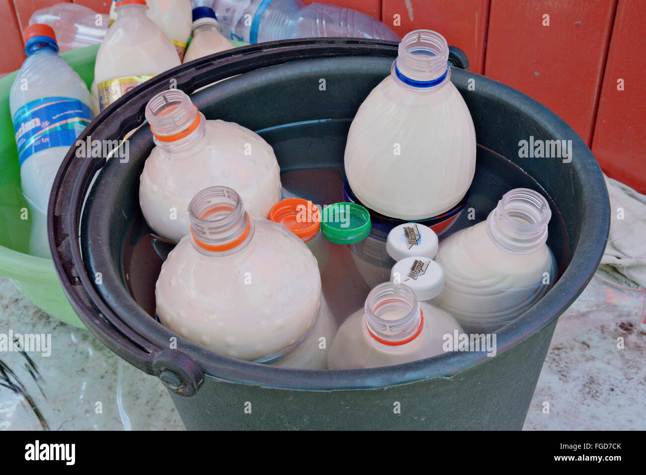 Kumis, vergorene Stutenmilch (alkoholische Stutenmilch) zum Verkauf an Karakol Markt, Kirgisistan. Stockfoto