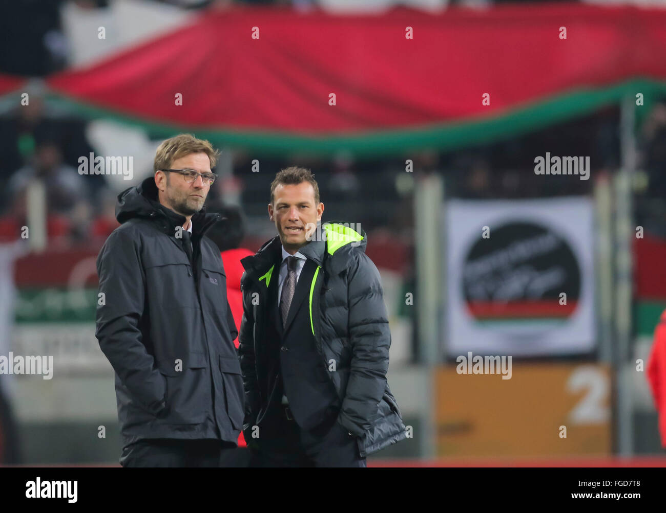 Augsburg, Deutschland. 18. Februar 2016. Juergen KLOPP, Trainer Liverpool Markus WEINZIERL, FCA-Trainer Talkt zueinander vor dem Spiel in der UEFA Europa League Runde der letzten 32: Hinspiel Spiel FC Augsburg - FC Liverpool 0-0 auf 18. Februar 2016 in Augsburg, Deutschland. Bildnachweis: Peter Schatz / Alamy Live News Stockfoto