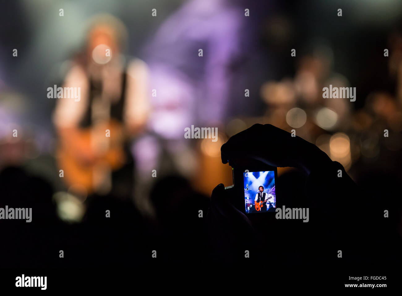 Konzertbesucher nimmt ein Foto mit dem iPhone Stockfoto