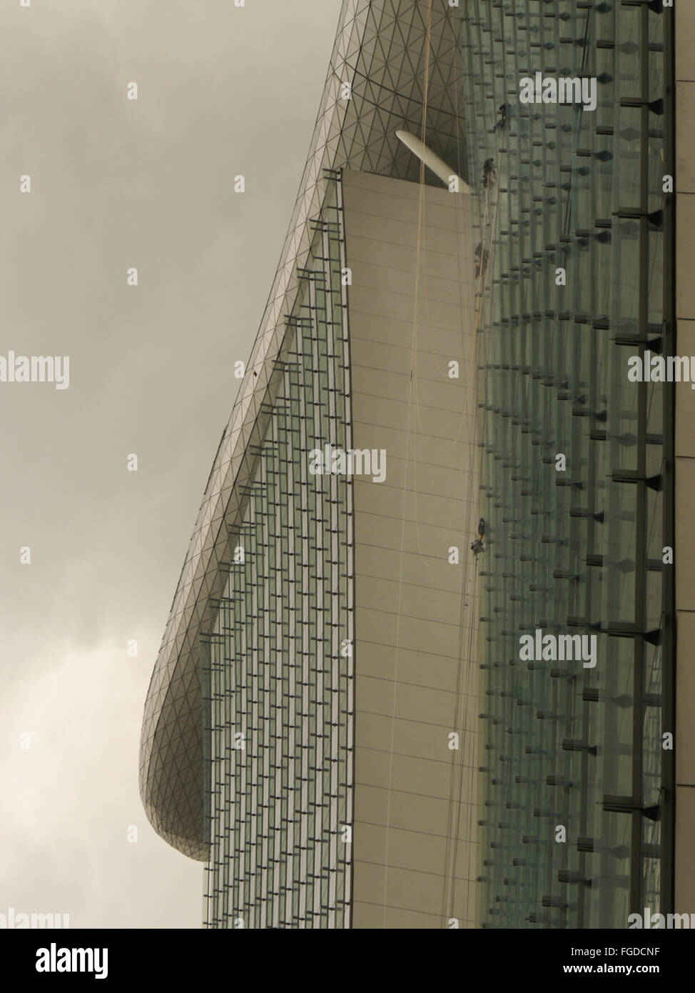 Ein Team von Fensterputzer Reinigung der Seiten das Marina Bay Sands Hotel in Singapur Stockfoto