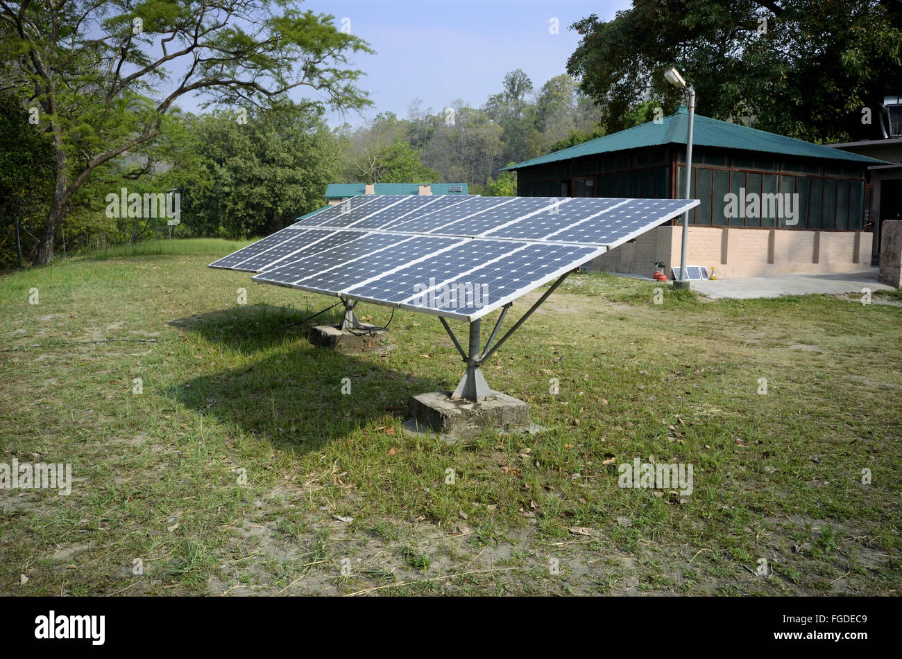 Solar-Panels an der Forest lodge, Jim Corbett Nationalpark, Uttarkhand, Indien, Mai Stockfoto