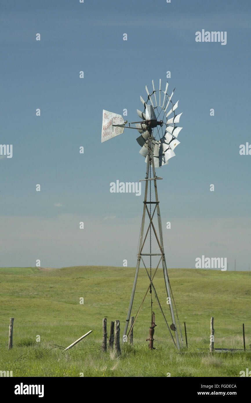 Windpumpe zur Wasserversorgung für Vieh auf Prärie, North Dakota, USA, Juni Stockfoto