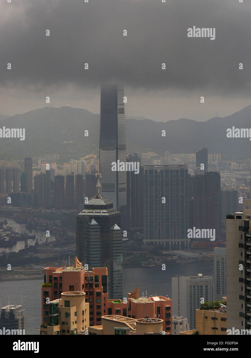 Ein Blick auf die Skyline von Hong Kong aus Victoria Peak mit das höchste Gebäude in den Wolken. Stockfoto