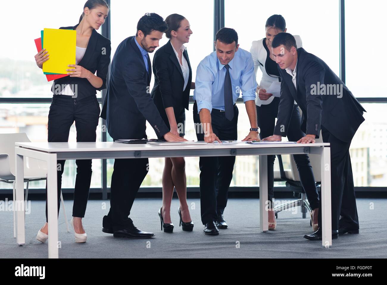 Geschäftsleute in einem Meeting im Büro Stockfoto