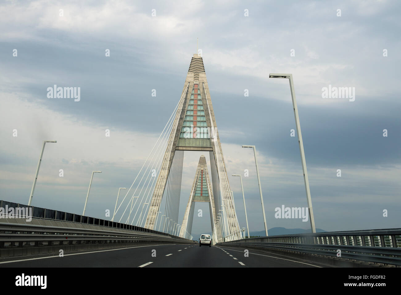 Moderner Motor-Brücke gegen bedecktem Himmel Stockfoto